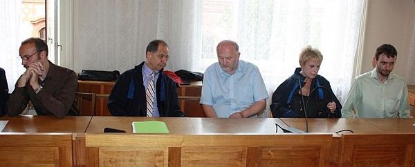 Zleva Patrik Kloc, Martin Zovčák a Bohuslav Hybler se svými advokáty u brněnského krajského soudu. FOTO: Petr Kozelka, Právo